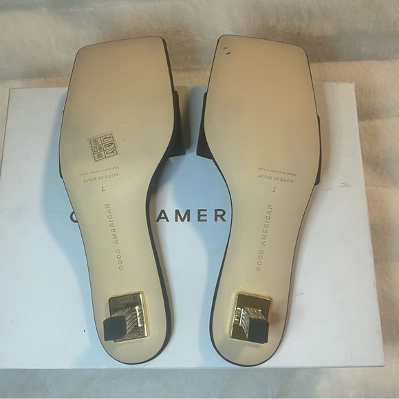 New in a Box GOOD AMERICAN - Kickstand Slide Sandal -
Black - Size 7 - Picture 14 of 16